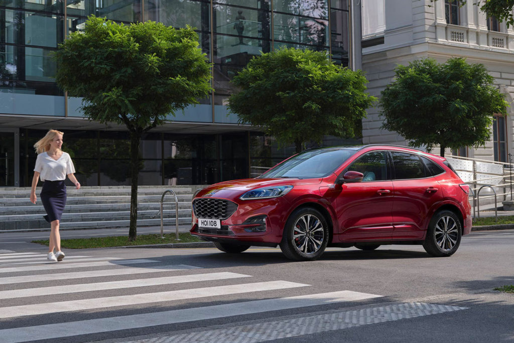 Ford Kuga hybrid před přechodem pro chodce