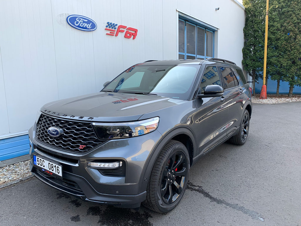 Ford Explorer pohled z předního boku